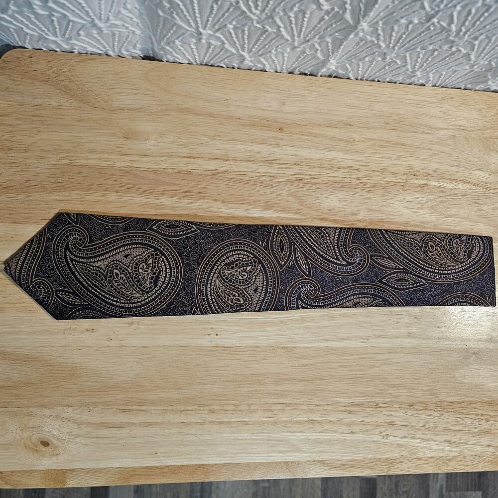 Michael Kors Necktie 100% silk Brownish Gold tones with Cream Paisley